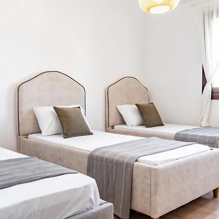 Emma 2br, 2 Bath & Balcony Lägenhet