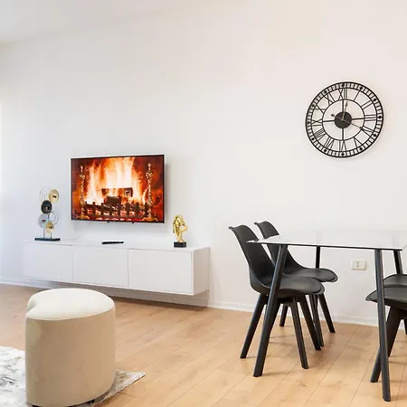 Emma 2br, 2 Bath & Balcony Tirana