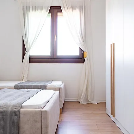 Lägenhet Emma 2br, 2 Bath & Balcony *