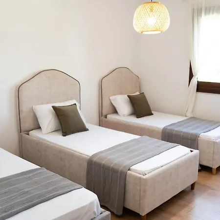 Emma 2br, 2 Bath & Balcony * Tirana