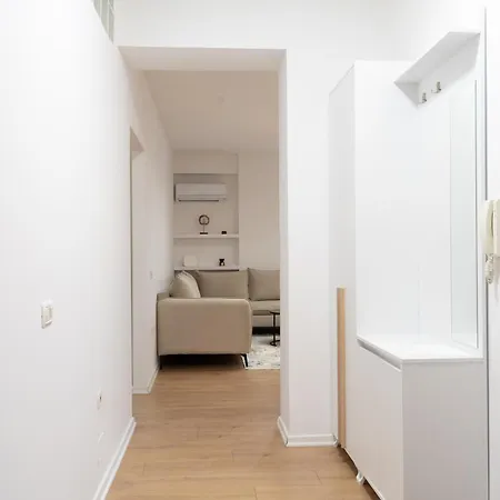 Lägenhet Emma 2br, 2 Bath & Balcony