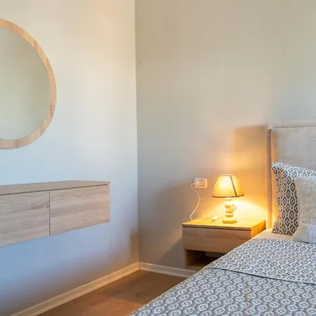 Apartman Emma 2br, 2 Bath & Balcony Tirana