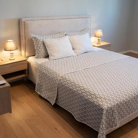 Apartman Emma 2br, 2 Bath & Balcony Tirana