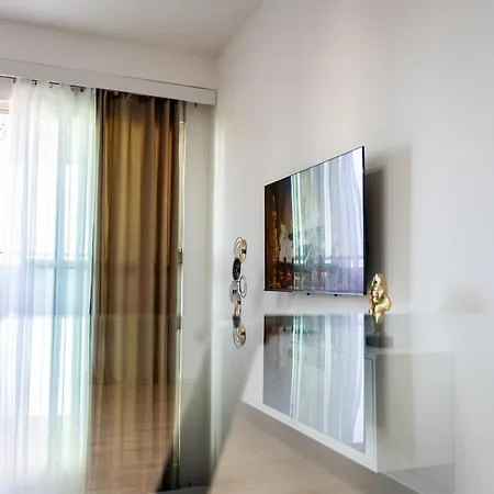 Apartman Emma 2br, 2 Bath & Balcony