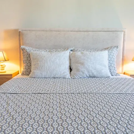 Apartman Emma 2br, 2 Bath & Balcony *