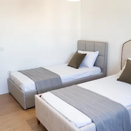 Emma 2br, 2 Bath & Balcony Tirana
