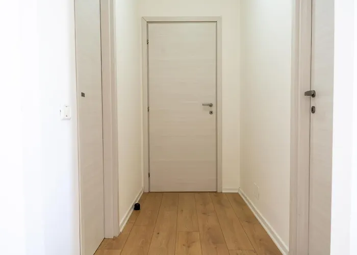 Emma 2br, 2 Bath & Balcony * 地拉那