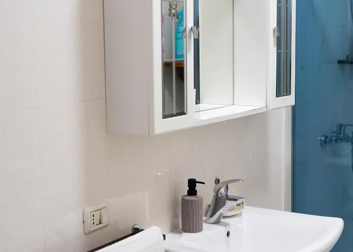 Emma 2br, 2 Bath & Balcony טיראנה