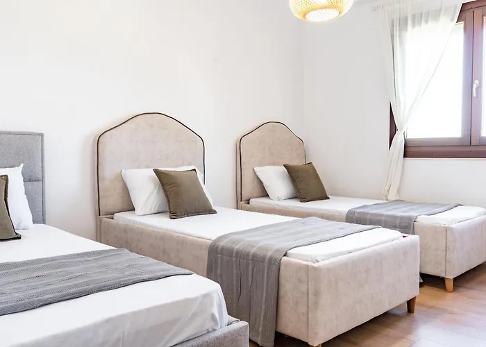 Emma 2br, 2 Bath & Balcony דירה