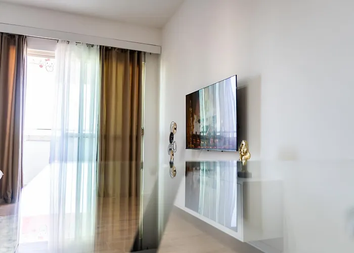 דירה Emma 2br, 2 Bath & Balcony