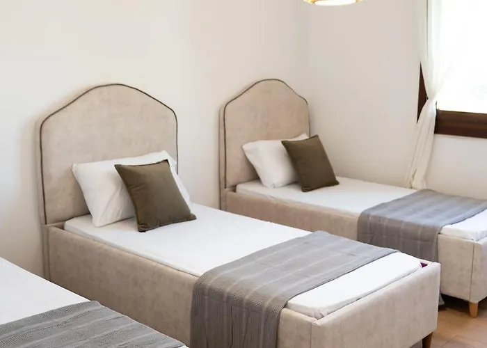 Emma 2br, 2 Bath & Balcony * טיראנה