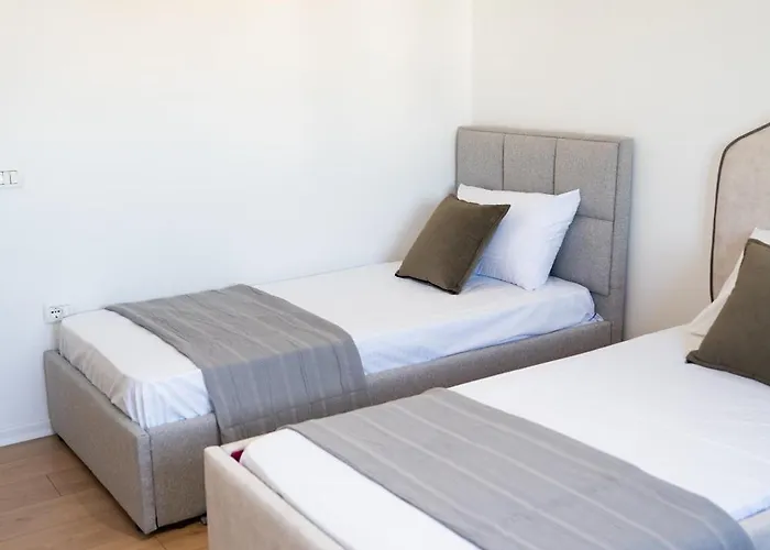 Emma 2br, 2 Bath & Balcony טיראנה